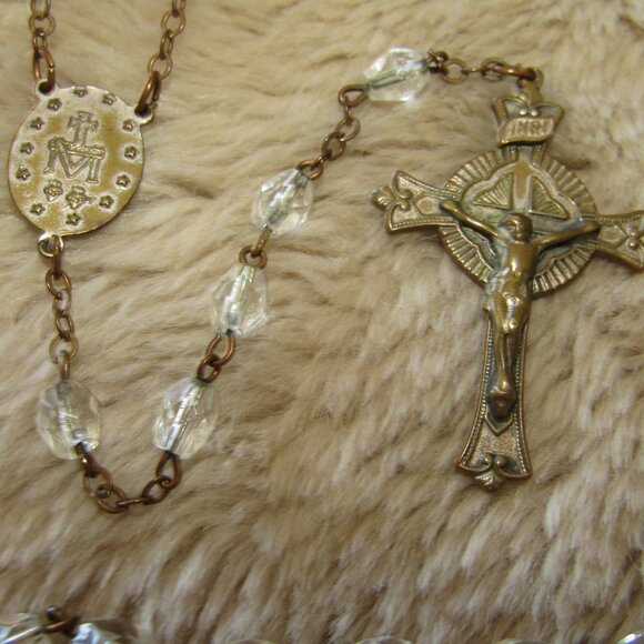 Vintage brass & faceted glass beaded rosary with storage case - Picture 3 of 8